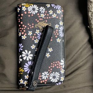 All about the Benjamin wallet with wristlet